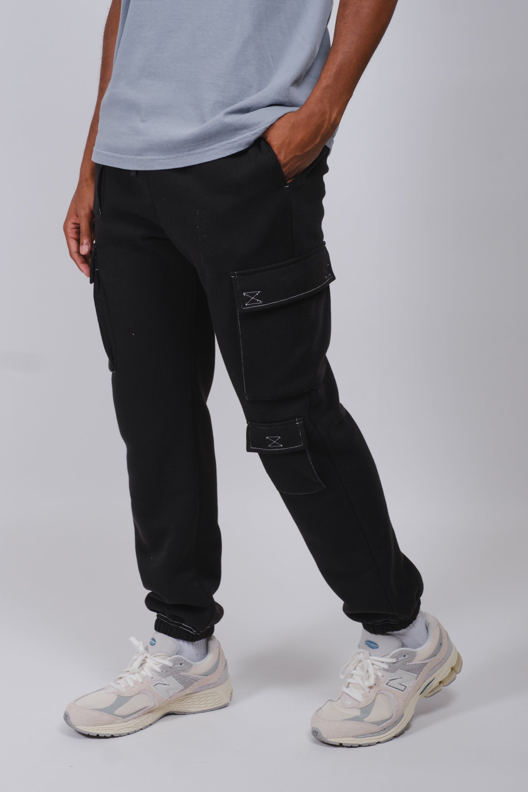 Contrast Stich Cargo Sweatpant for men 
#color_black