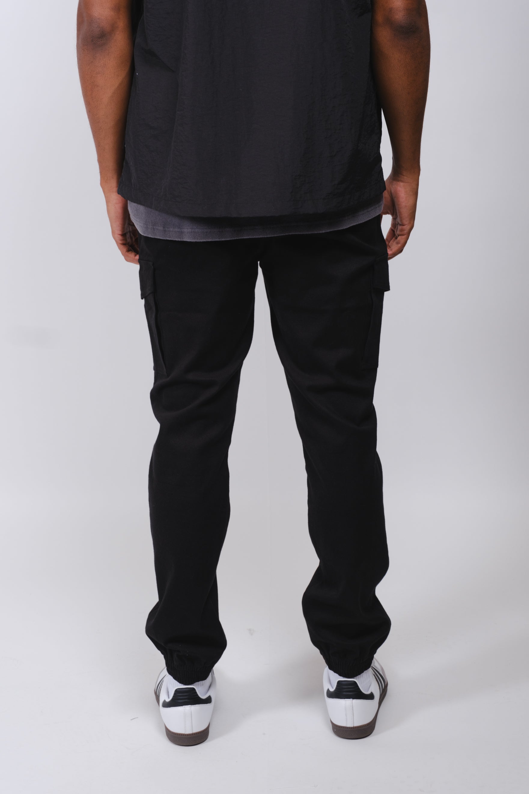 Men's Cargo Pocket Zip Twill Jogger #color_black