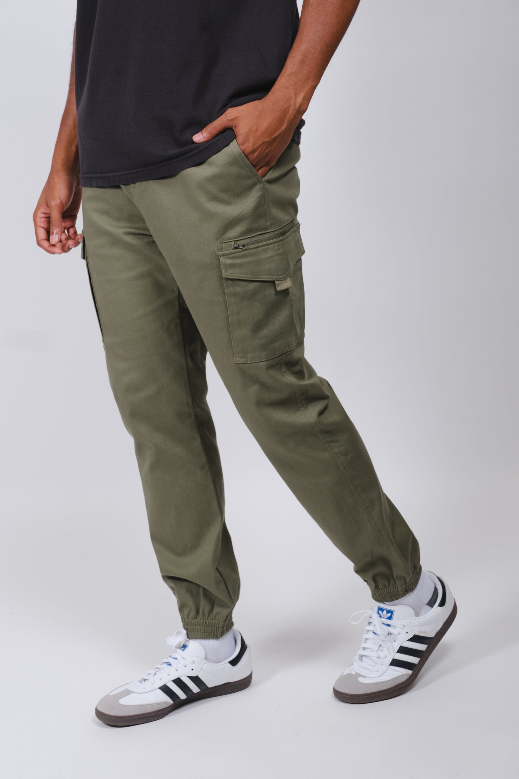 Cargo Twill Jogger with side pockets for men
#color_olive