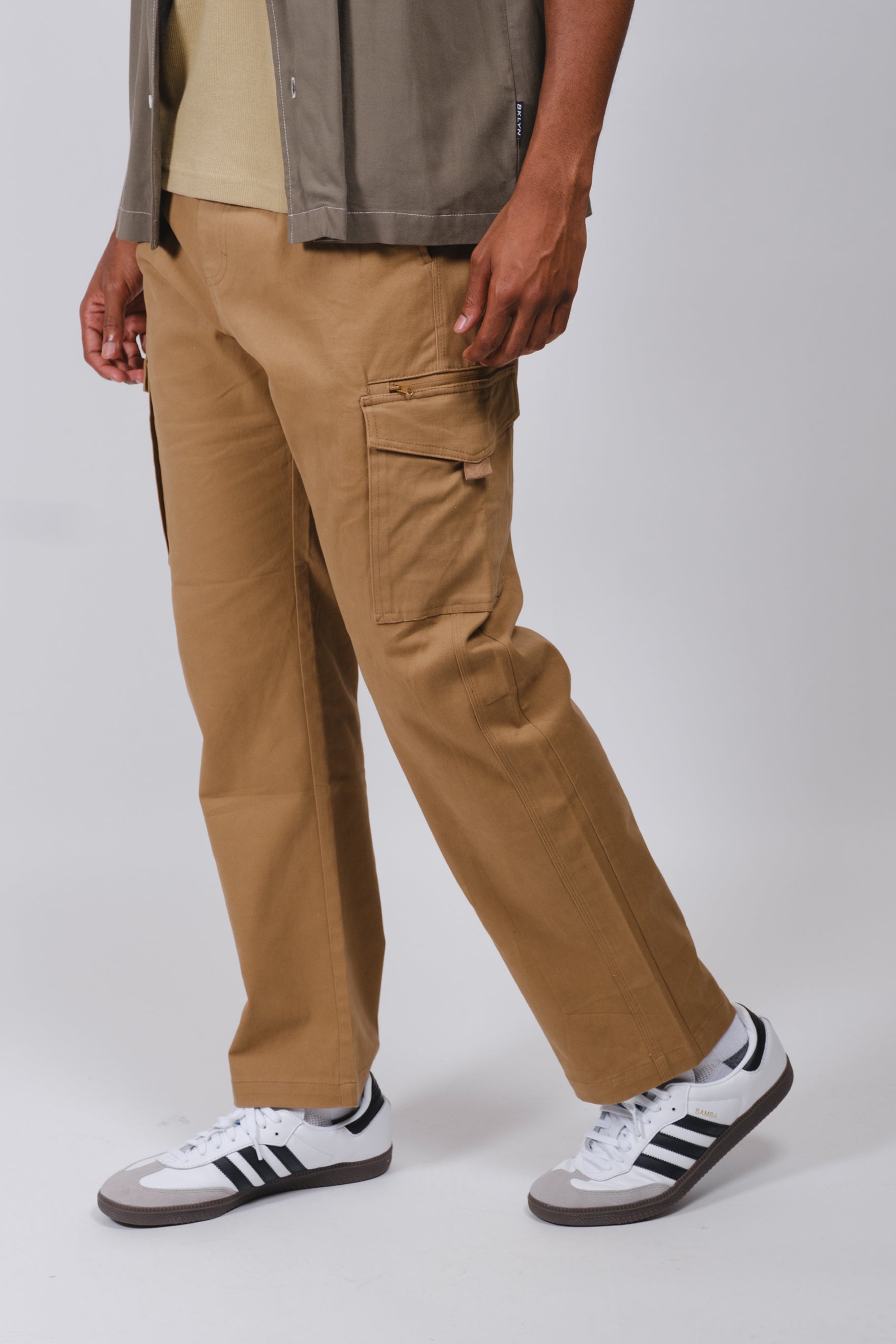 Durable twill cargo pants with zip pockets for men
#color_tobacco