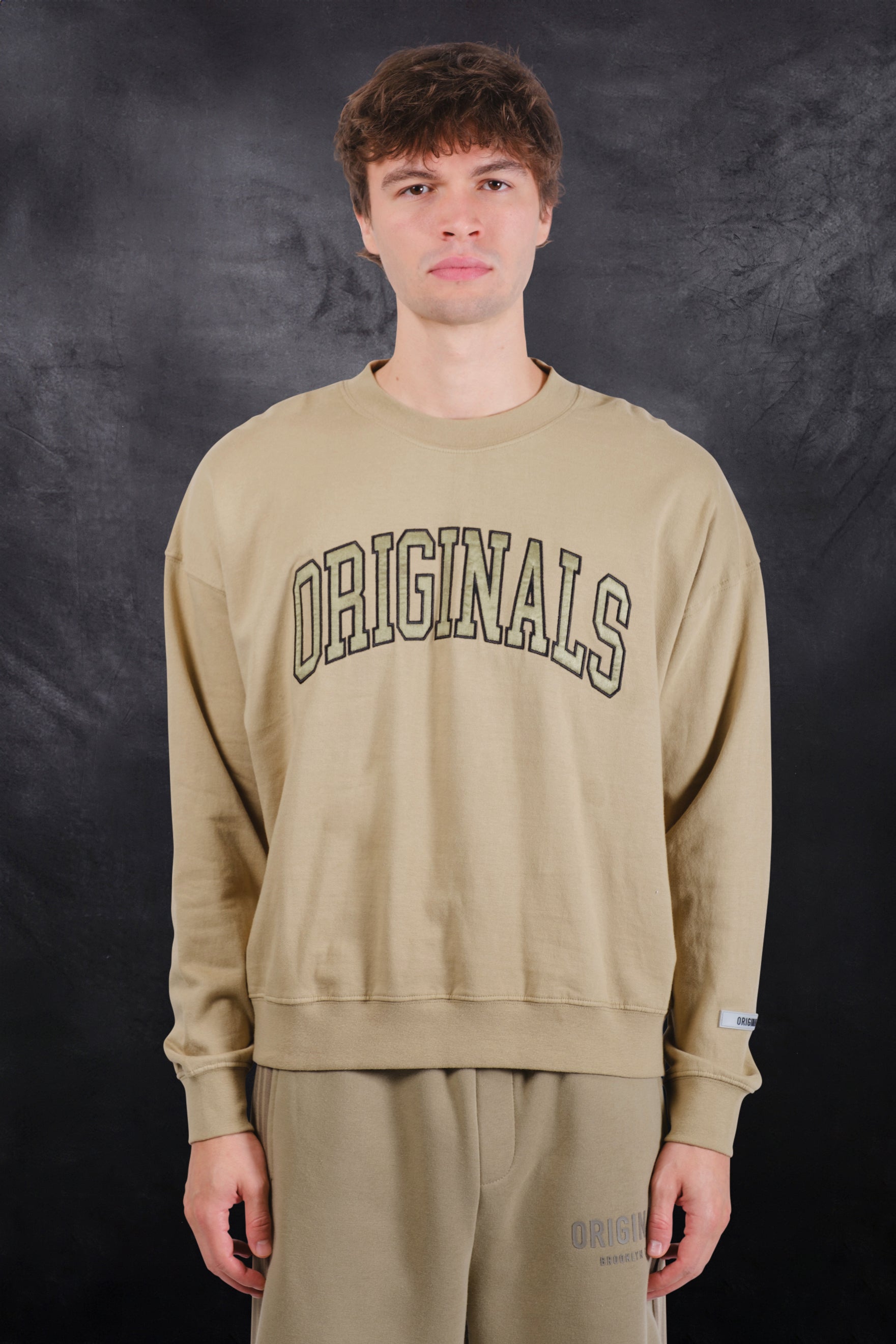 Originals Crew with satin applique detail for a trendy look
#color_olive-gray